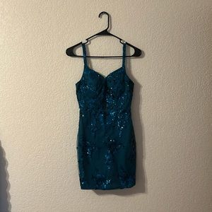 This is a winter formal/homecoming dress. It has never been worn before.